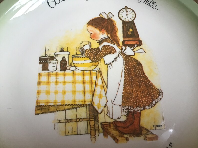 Baking Girl Vintage Holly Hobbie Collector/'s Edition Plate wHanging Rack