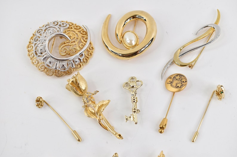 Vintage lot of 17 brooches and pins in gold tones