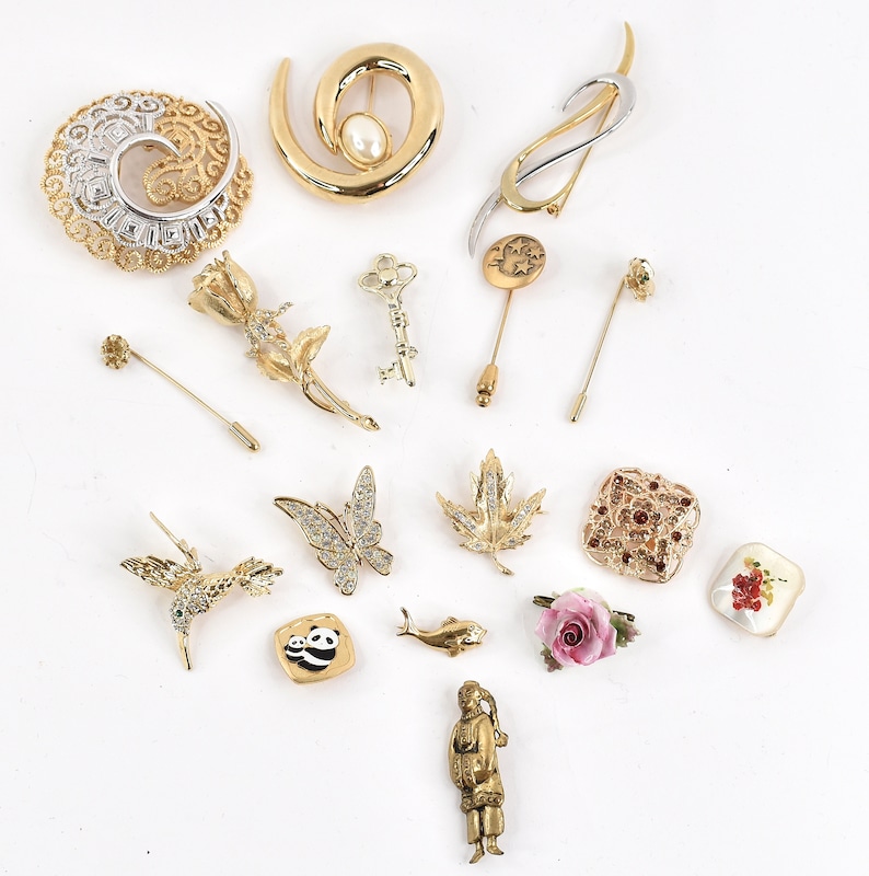 Vintage lot of 17 brooches and pins in gold tones
