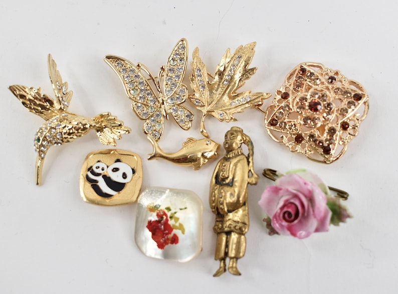 Vintage lot of 17 brooches and pins in gold tones