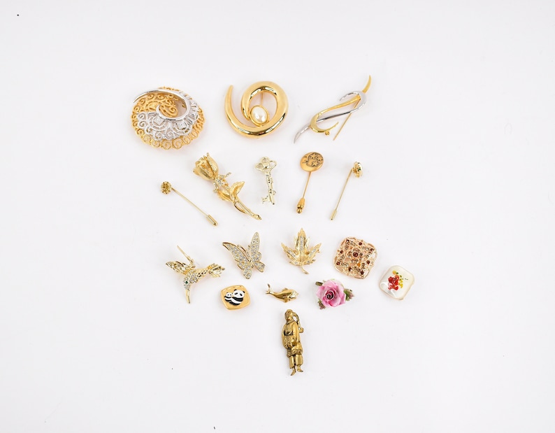 Vintage lot of 17 brooches and pins in gold tones