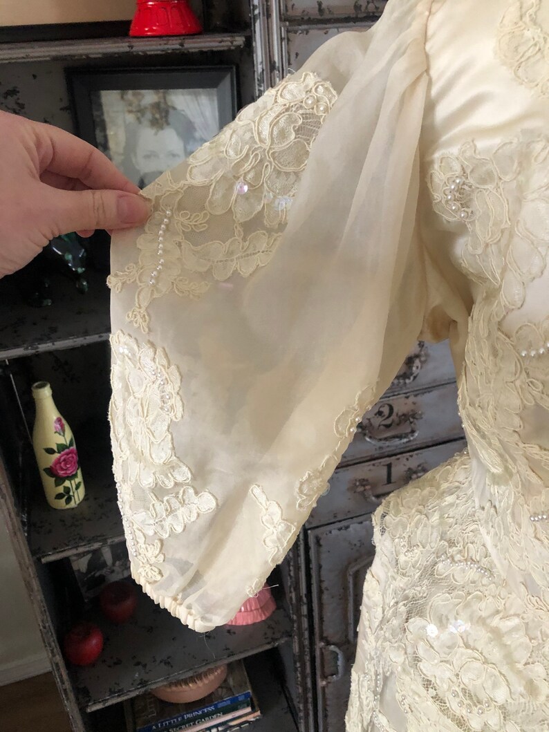 Vintage Cream Wedding Dress with Lace and Bead Accents Size Large
