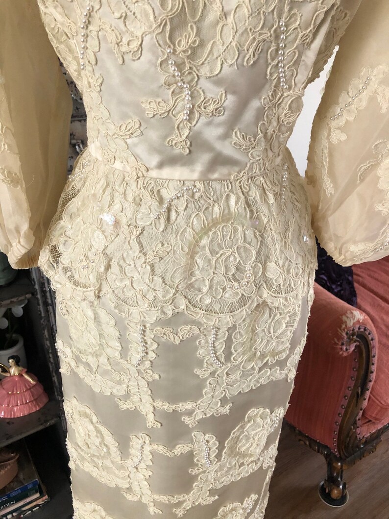 Vintage Cream Wedding Dress with Lace and Bead Accents Size Large